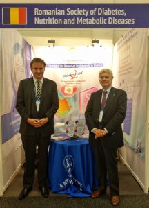 Matthias Blüher (Chair Young Academy - EASD Executive Committee) și Francesco Beguinot (Honorary Secretary - EASD Executive Committee) la standul Societăţii Române de Diabet.